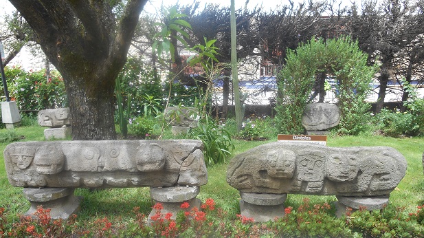 Dinteles con esculturas recuay en el Museo Arqueológico de Ancash.