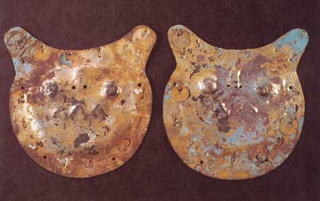 Placas de cobre dorado atribuidas a la cultura Vicús