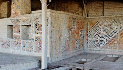 Pinturas murales polícromas en la tumba de la Señora de Cao.