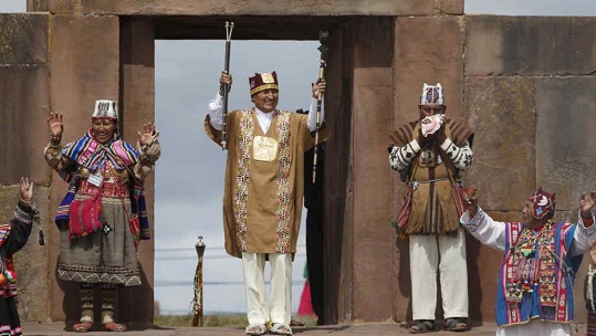 Evo Morales líder político, asumiendo su tercer mandato presidencial boliviano, en un ritual con líderes indígenas en Tiahuanaco.