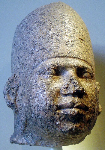  Cabeza de granito de un faraón del Antiguo Reino, parece representar a Huni