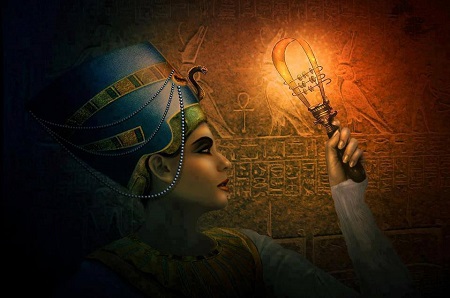 Representación de la diosa Nefertiti agitando un sistro