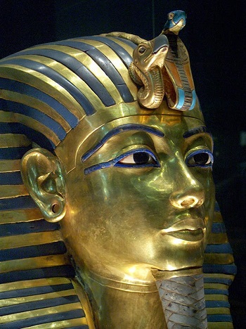 Máscara funeraria de Tutankamón con su ureo