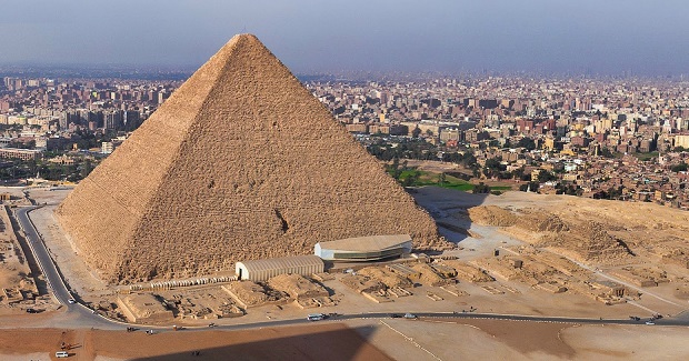 La pirámide Keops, el museo de la barca y El Cairo
