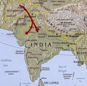 Mapa de la India donde se señala con flechas rojas la dirección que traía la migración aria.