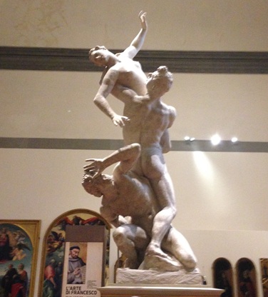 “Rapto de una sabina” de Giambologna, escultura expuesta en la Loggia dei Lanzi de Florencia. “Rapto de una sabina” de Giambologna, escultura expuesta en la Loggia dei Lanzi de Florencia.