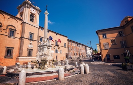 Plaza de la ciudad de Tarquinia Plaza de la ciudad de Tarquinia