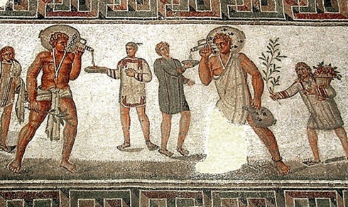 Mosaico del siglo III con dos esclavos que llevan jarras de vino Mosaico del siglo III con dos esclavos que llevan jarras de vino