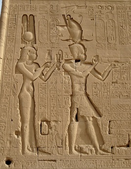 Cleopatra y su hijo Cesarión. Templo de Hathor en Dendera, Egipto.