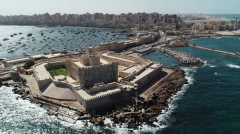 Vista actual del Fuerte de Qaitbey, en Alejandría (Egipto). Vista actual del Fuerte de Qaitbey, en Alejandría (Egipto).