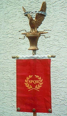 Recreación moderna de un estandarte romano