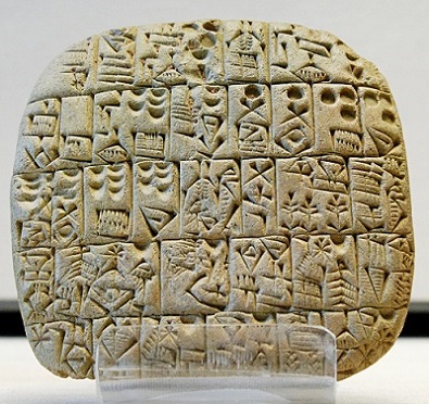 Tablilla de arcilla con escritura cuneiforme sumeria.