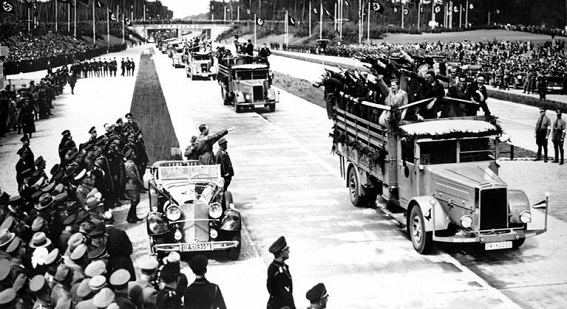 Hitler inaugura la Autobahn, o autopista en las inmediaciones de Darmstadt.