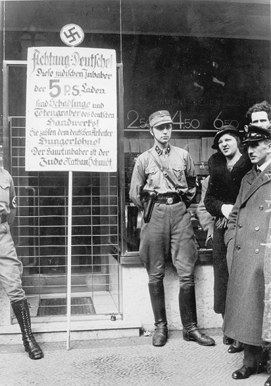 Los nazis boicotean una tienda judía de Berlín, en 1933