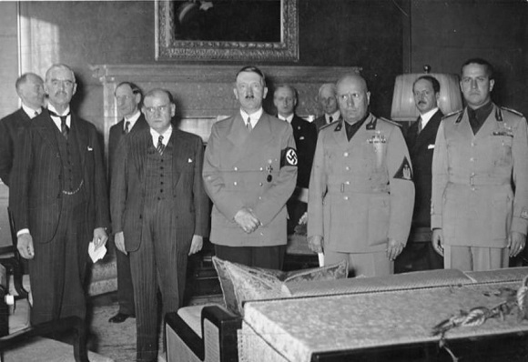 La reunión de los cuatro grandes (Chamberlain, primer ministro británico, Hitler, Mussolini y Daladier, el primer ministro francés), que pasaría a la historia con el nombre de Pacto de Múnich
