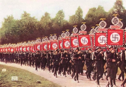 La política de nazificación de Hitler sometió a las principales entidades alemanas al control nazi La política de nazificación de Hitler sometió a las principales entidades alemanas al control nazi