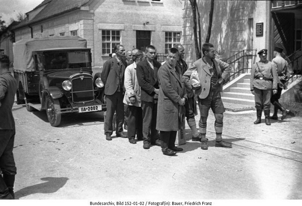 Prisioneros frente a las puertas del campo de concentración de Dachau