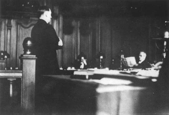 Momento del proceso contra Hitler tras el fracasado golpe de Estado que intentó en noviembre de 1923 Momento del proceso contra Hitler tras el fracasado golpe de Estado que intentó en noviembre de 1923