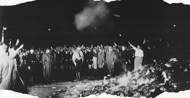 Miles de libros arden en una hoguera nazi, 1933.