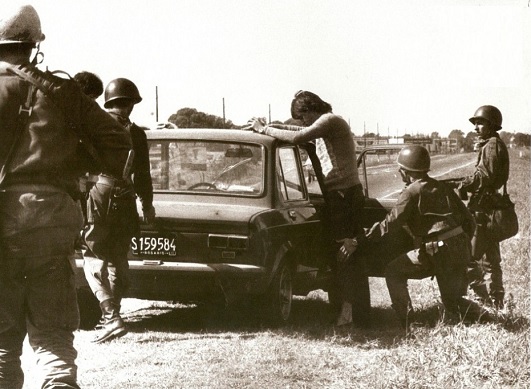 un joven es cacheado en un control militar