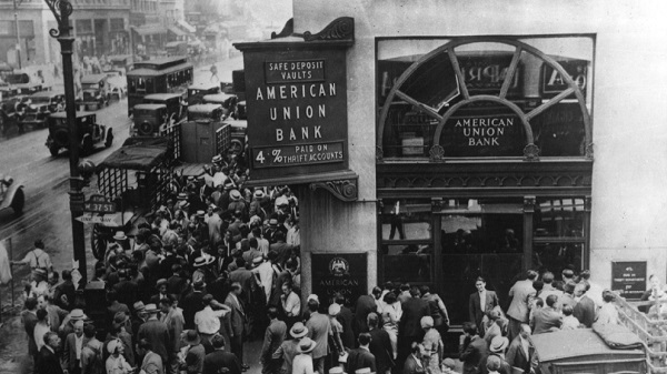 Multitud reunida ante el American Union Bank de Nueva York 