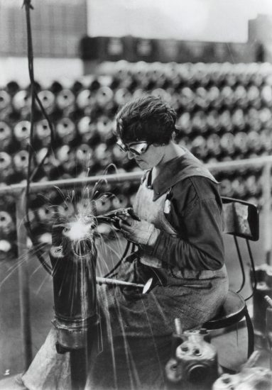 Mujeres trabajando en la fábrica