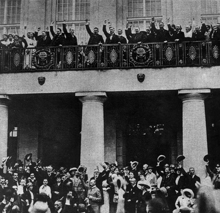 Friedrich Ebert anima a la República desde el balcón del Teatro Nacional de Weimar 
