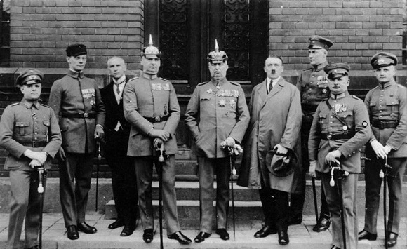 Hitler, junto a los demás acusados por el putsch de Múnich