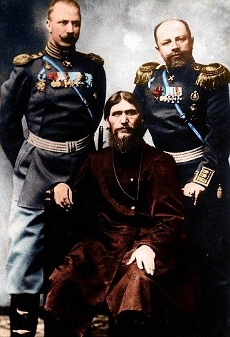 Rasputín junto con dos nobles rusos, 1916