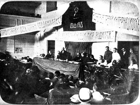 Lenin ante el Congreso de los Soviets