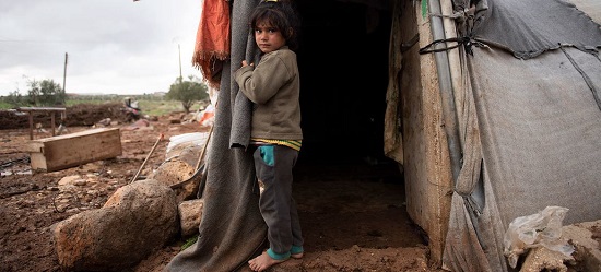 Niña desplazada vive con su familia en un asentamiento improvisado en el sur de Siria