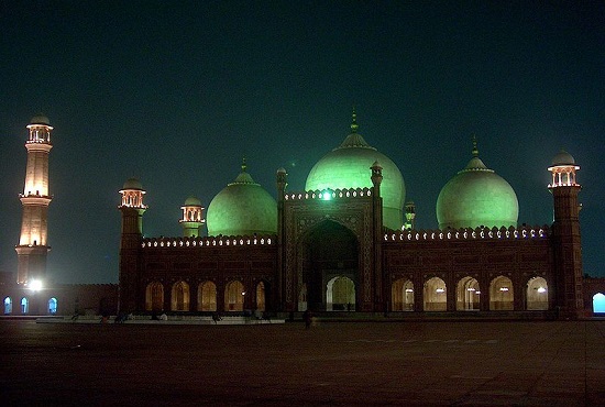 Vista nocturna de la Mezquita Badshahi Masjid