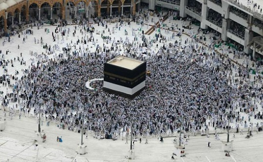 El peregrino debe dar siete vueltas a la kaaba