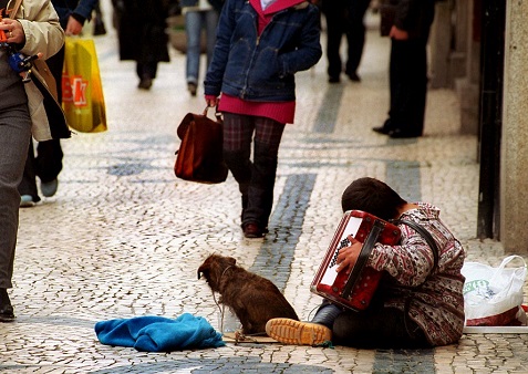 La economía es un factor importante que incide negativamente en la lucha contra la marginación