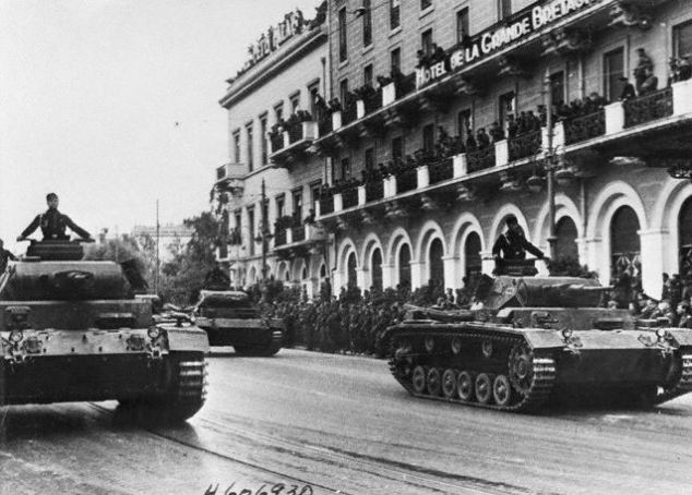 Tanques alemanes entrando en la ciudad de Atenas. Tanques alemanes entrando en la ciudad de Atenas.