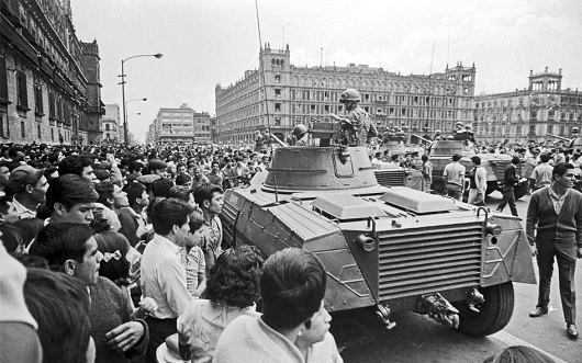 Ejército mexicano entrando a la Plaza de las Tres Culturas de Tlatelolco