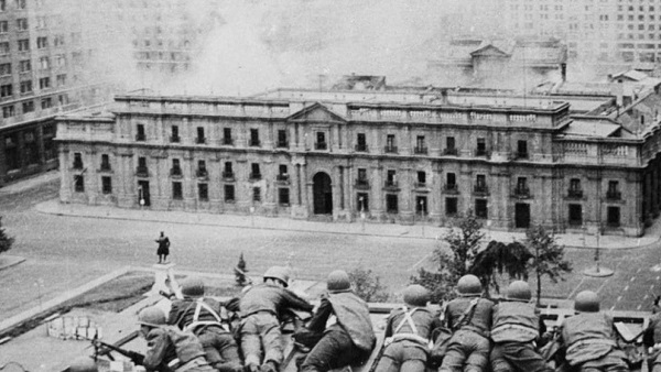 Los militares atacan el palacio presidencial