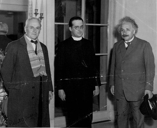 Lemaître entre Robert Millikan y Albert Einstein