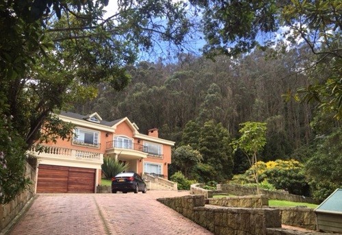  Paisaje suburbano. Fotografía de una casa de lujo a las afueras de Bogotá, Colombia.