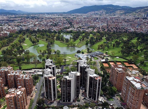 Paisaje urbano: Fotografía aérea de una zona residencial de Bogotá, Colombia.