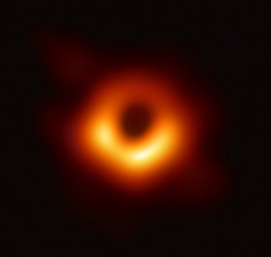 Primera imagen real en la historia de un agujero negro supermasivo ubicado en el centro de la galaxia M87