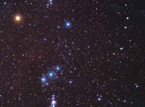 Grupo de estrellas con supergigante roja