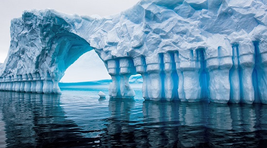 La hidrosfera incluye los océanos, mares, ríos, lagos, agua subterránea, el hielo y la nieve