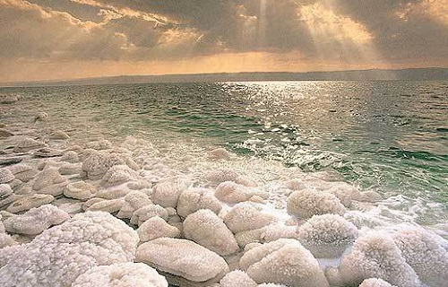 La salinidad del mar es debida al aporte ancestral de iones solubles desde los continentes