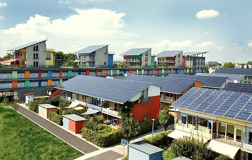 Edificios de viviendas con instalaciones Solares fotovoltaicas en la ciudad de Freiburg, Alemania.