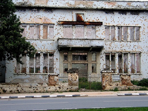 Fachada de un edificio con impactos de bala durante la Guerra civil de Angola (1975-2002), el conflicto más largo de África.