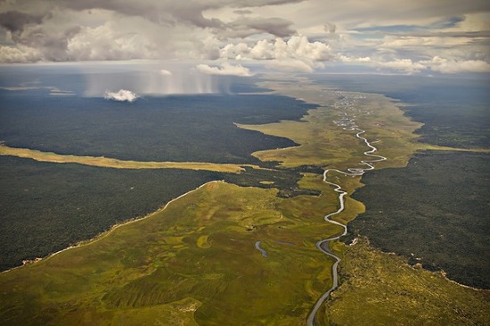 El largo río Okavango nace en la meseta de Bié, en Angola, en una zona bastante lluviosa.