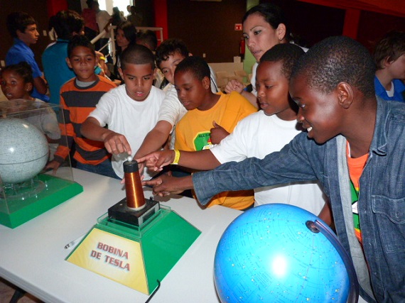 Niños de escuela visitando el planetario Yook'ol Kaab de Belice.