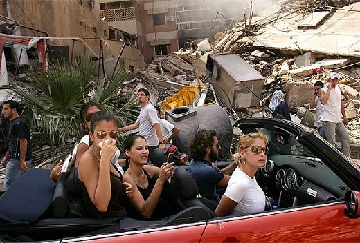 Ésta fotografía muestra las contradicciones de la guerra: unos jóvenes libaneses ricos paseando en un descapotable por un barrio arrasado por la guerra en el sur de Beirut