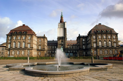 El castillo Christiansborg, edificio del parlamento danés en la capital de Dinamarca Copenhague